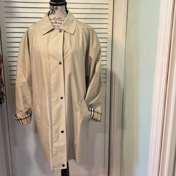 Ladies Burberry Coat with Zip in/out liner. US 10 - Picture 3 of 7